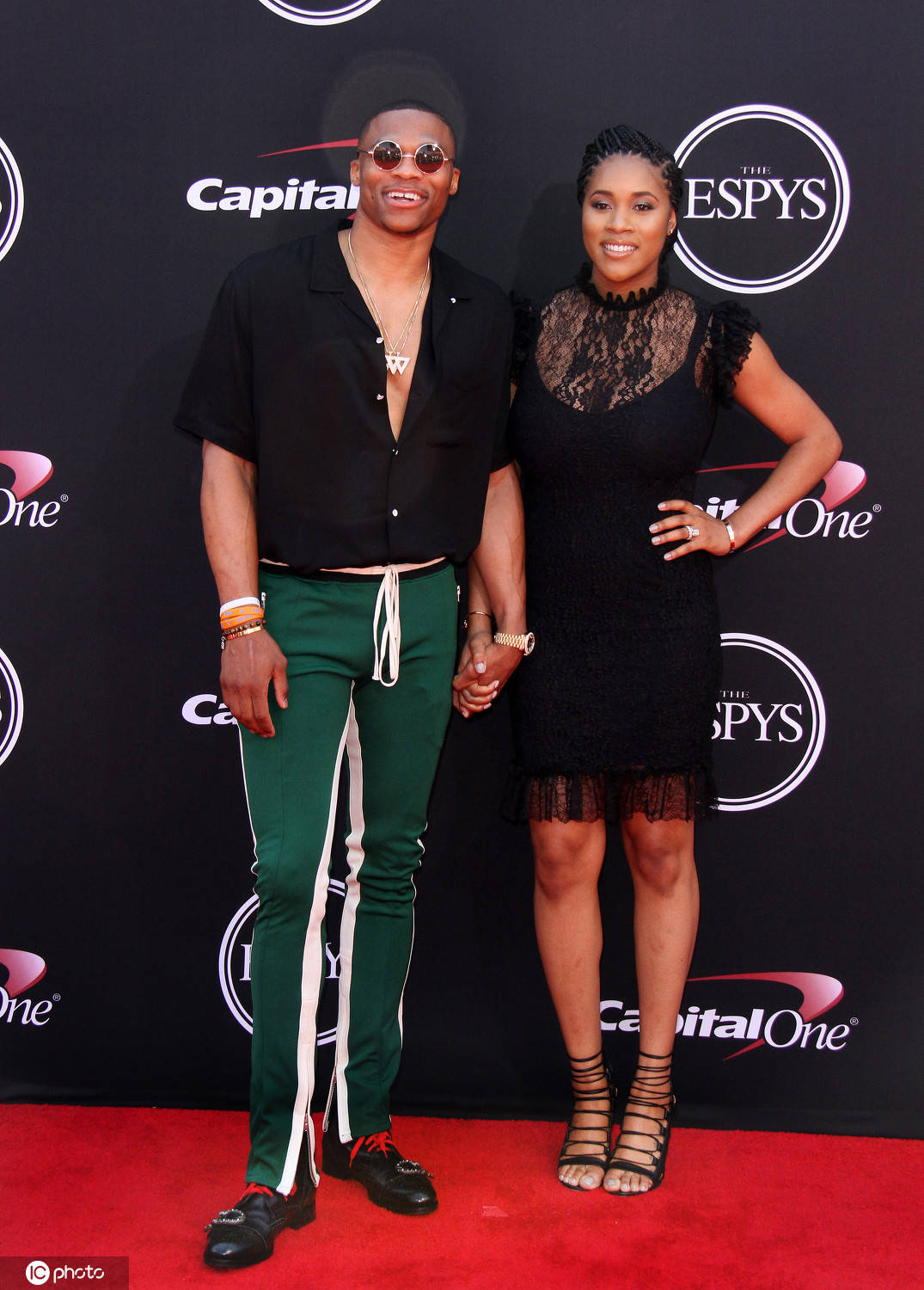 他用脚步把 他用脚步把