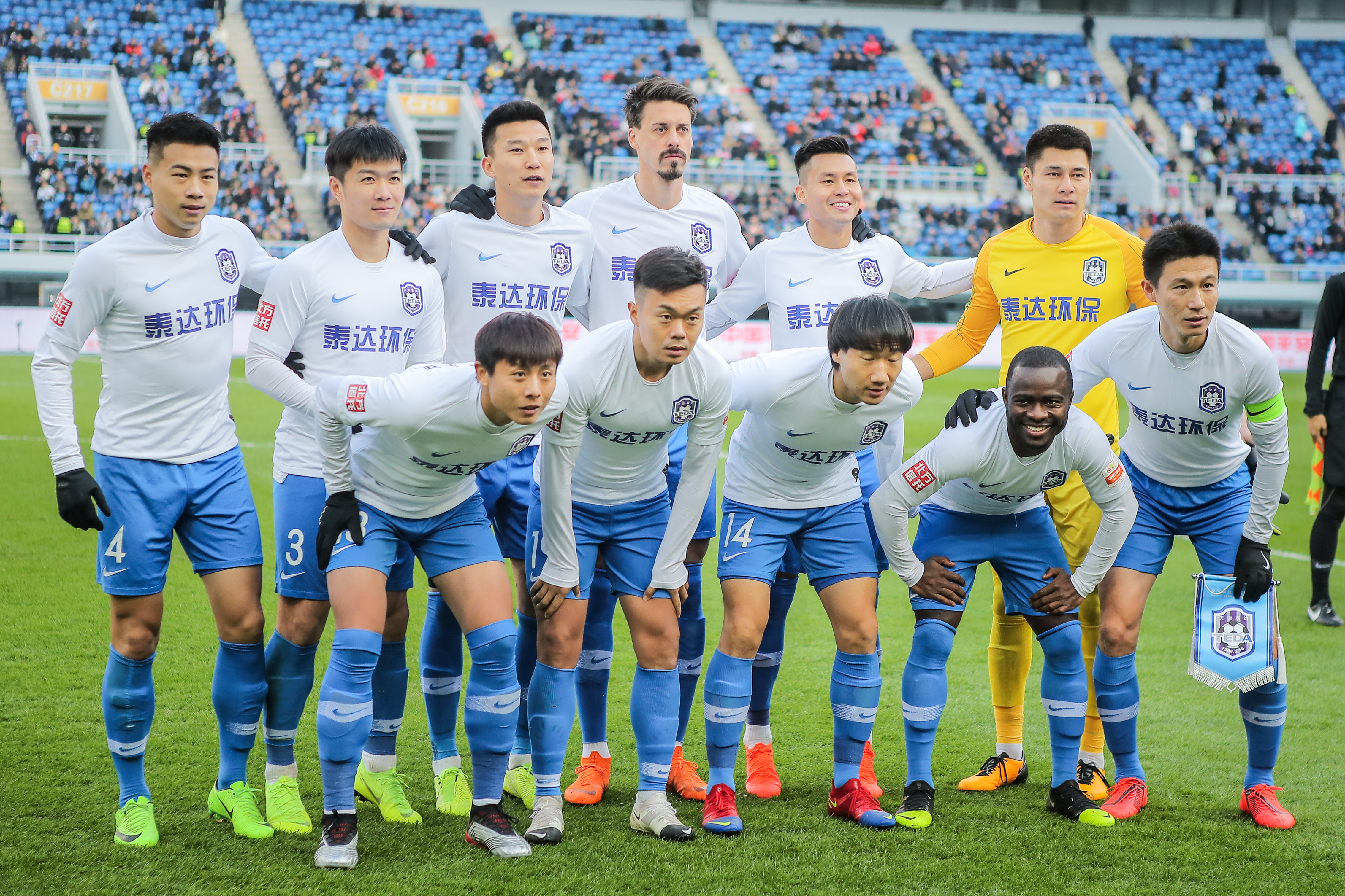 连续13场